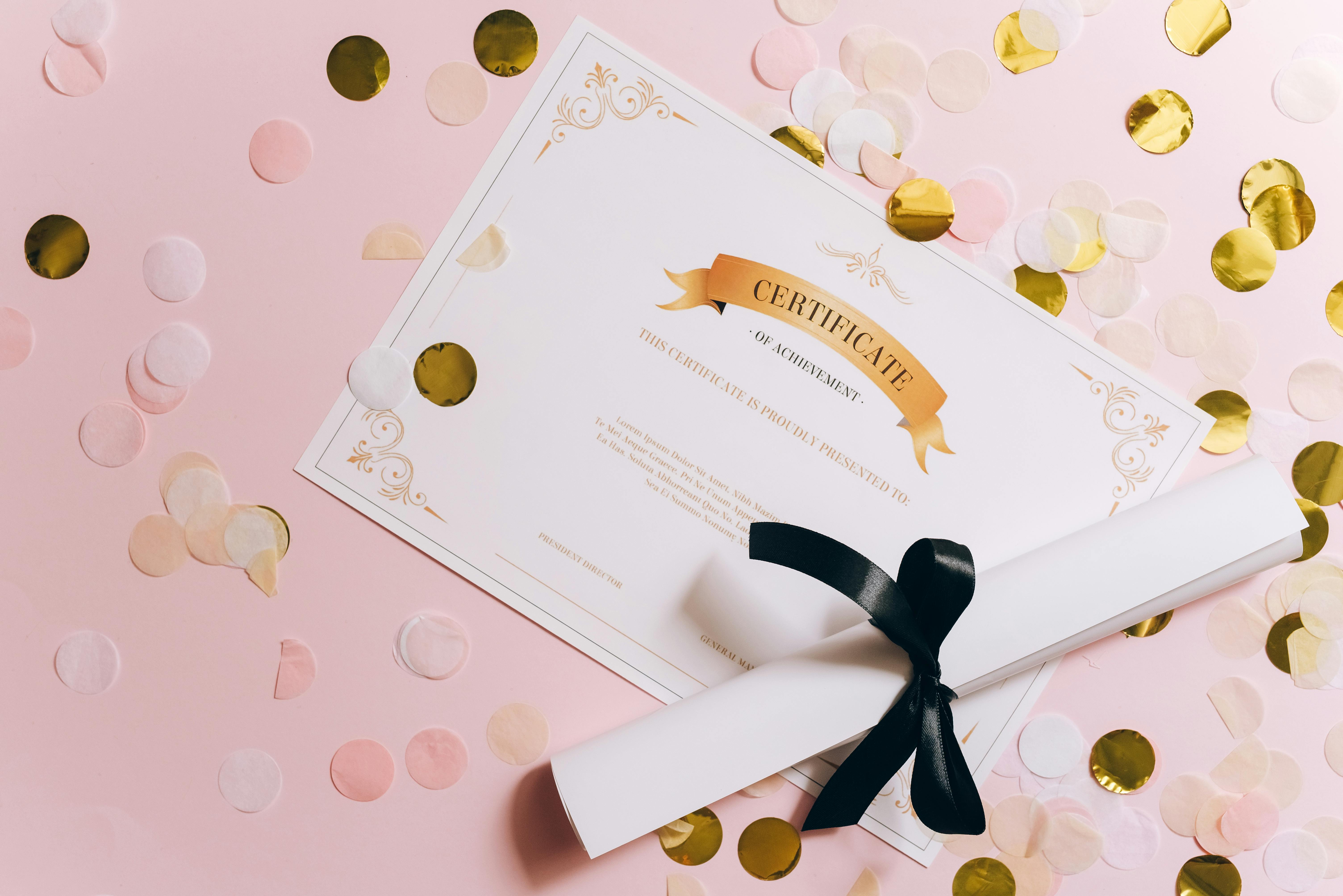 diploma-de-certificado-con-confetis-doradas.